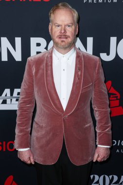 Jim Gaffigan, 2 Şubat 2024 'te Los Angeles Kongre Merkezi' nde düzenlenen Jon Bon Jovi onuruna düzenlenen 2024 MusiCares Person of the Year 'a ulaştı..