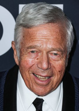 Robert Kraft, 2 Şubat 2024 'te Los Angeles Kongre Merkezi' nde düzenlenen Jon Bon Jovi onuruna düzenlenen 2024 MusiCares Person of the Year 'a ulaştı..