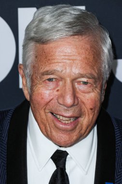Robert Kraft, 2 Şubat 2024 'te Los Angeles Kongre Merkezi' nde düzenlenen Jon Bon Jovi onuruna düzenlenen 2024 MusiCares Person of the Year 'a ulaştı..