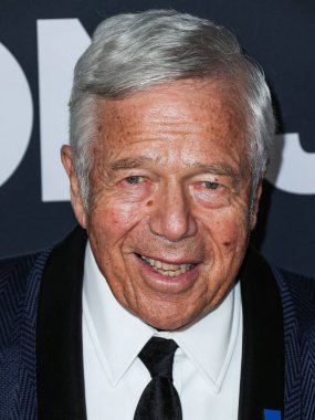 Robert Kraft, 2 Şubat 2024 'te Los Angeles Kongre Merkezi' nde düzenlenen Jon Bon Jovi onuruna düzenlenen 2024 MusiCares Person of the Year 'a ulaştı..