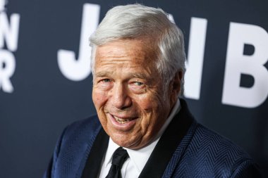 Robert Kraft, 2 Şubat 2024 'te Los Angeles Kongre Merkezi' nde düzenlenen Jon Bon Jovi onuruna düzenlenen 2024 MusiCares Person of the Year 'a ulaştı..