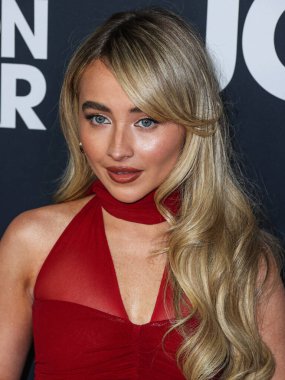 Sabrina Carpenter, 2 Şubat 2024 'te Los Angeles Kongre Merkezi' nde düzenlenen Jon Bon Jovi onuruna düzenlenen 2024 MusiCares Person of the Year 'a geldi.. 
