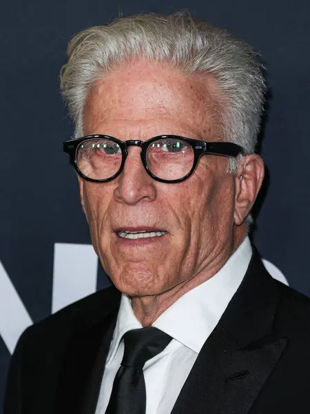 Ted Danson, 2 Şubat 2024 'te Los Angeles Kongre Merkezi' nde düzenlenen Jon Bon Jovi onuruna düzenlenen 2024 MusiCares Person ödülüne ulaştı.. 