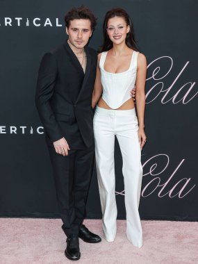 Brooklyn Peltz Beckham ve eşi Nicola Peltz Beckham, 3 Şubat 2024 'te Westwood, Los Angeles, Kaliforniya, ABD' deki Regency Bruin Tiyatrosu 'nda düzenlenen Vertical Entertainment' in 'Lola' sının Los Angeles galasına geldiler.. 