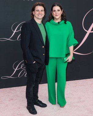 Jason Ritter ve eşi Melanie Lynskey, Los Angeles Vertical Entertainment 'ın 3 Şubat 2024' te ABD 'nin Kaliforniya eyaletindeki Westwood, Los Angeles, Los Angeles, Kaliforniya' daki Regency Bruin Theatre 'daki' Lola 'sına geldiler.. 