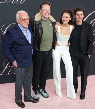 Nelson Peltz, Elon Musk, Nicola Peltz Beckham ve Will Peltz 3 Şubat 2024 'te Westwood, Los Angeles, Kaliforniya, ABD' deki Regency Bruin Tiyatrosu 'nda düzenlenen Los Angeles Vertical Entertainment' ın 'Lola' sına geldiler..