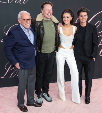 Nelson Peltz, Elon Musk, Nicola Peltz Beckham ve Will Peltz 3 Şubat 2024 'te Westwood, Los Angeles, Kaliforniya, ABD' deki Regency Bruin Tiyatrosu 'nda düzenlenen Los Angeles Vertical Entertainment' ın 'Lola' sına geldiler..