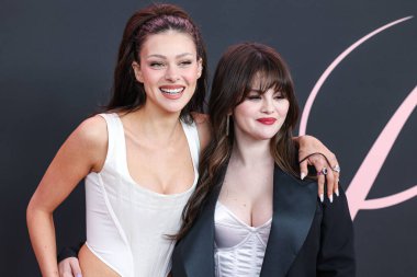 Nicola Peltz Beckham ve Selena Gomez, 3 Şubat 2024 'te Westwood, Los Angeles, Kaliforniya, ABD' deki Regency Bruin Tiyatrosu 'nda düzenlenen Dikey Entertainment' in 'Lola' sının Los Angeles prömiyerine geldiler.