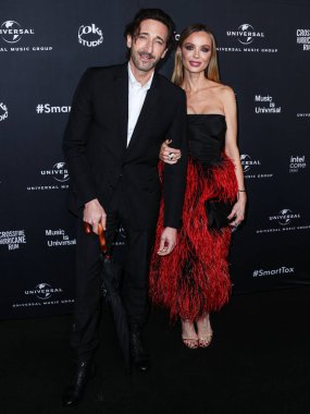 Adrien Brody ve kız arkadaşı Georgina Chapman, 4 Şubat 2024 'te Hollywood, Los Angeles, Kaliforniya, ABD' de Nya Stüdyoları 'nda düzenlenen Universal Music Group' un 2024 GRAMMY Ödülleri 'ne geldiler..