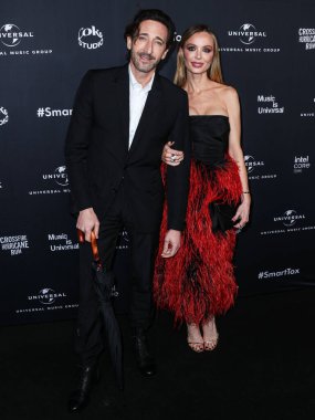 Adrien Brody ve kız arkadaşı Georgina Chapman, 4 Şubat 2024 'te Hollywood, Los Angeles, Kaliforniya, ABD' de Nya Stüdyoları 'nda düzenlenen Universal Music Group' un 2024 GRAMMY Ödülleri 'ne geldiler..