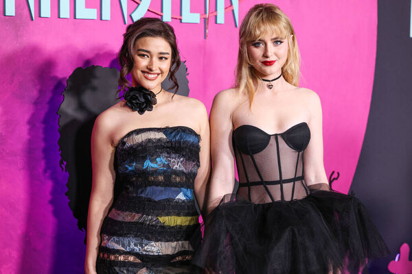 Лайза Соберано и Кэтрин Ньютон прибывают на специальный показ "Lisa Frankenstein" в Голливудском спортивном клубе 5 февраля 2024 года в Голливуде, Лос-Анджелес, Калифорния, США. 