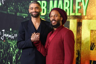 Kingsley Ben-Adir ve Ziggy Marley, 6 Şubat 2024 'te Westwood, Los Angeles, Kaliforniya, ABD' deki Regency Village Theatre 'da düzenlenen Paramount Pictures' ın 