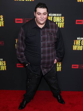 Max Tılsım, 7 Şubat 2024 'te Hollywood, Los Angeles, Kaliforniya, ABD' de bulunan Pickford Sinema Merkezi 'ndeki Linwood Dunn Tiyatrosu' nda düzenlenen 1. Sezon 'da Yaşayan Ölüler' in Los Angeles galasına gelir.