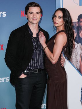 Joel Courtney ve Mia Scholink 8 Şubat 2024 'te Hollywood' da Hollywood, Los Angeles, Kaliforniya, ABD 'de düzenlenen Netflix' in Oyuncularının Los Angeles galasına geldiler..