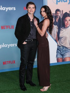 Joel Courtney ve Mia Scholink 8 Şubat 2024 'te Hollywood' da Hollywood, Los Angeles, Kaliforniya, ABD 'de düzenlenen Netflix' in Oyuncularının Los Angeles galasına geldiler..