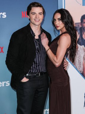 Joel Courtney ve Mia Scholink 8 Şubat 2024 'te Hollywood' da Hollywood, Los Angeles, Kaliforniya, ABD 'de düzenlenen Netflix' in Oyuncularının Los Angeles galasına geldiler..