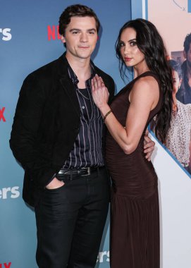 Joel Courtney ve Mia Scholink 8 Şubat 2024 'te Hollywood' da Hollywood, Los Angeles, Kaliforniya, ABD 'de düzenlenen Netflix' in Oyuncularının Los Angeles galasına geldiler..