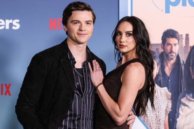 Joel Courtney ve Mia Scholink 8 Şubat 2024 'te Hollywood' da Hollywood, Los Angeles, Kaliforniya, ABD 'de düzenlenen Netflix' in Oyuncularının Los Angeles galasına geldiler..