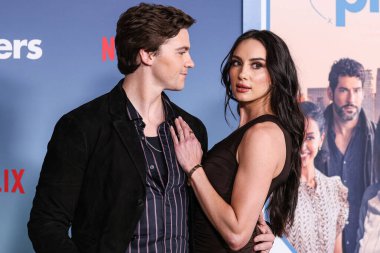 Joel Courtney ve Mia Scholink 8 Şubat 2024 'te Hollywood' da Hollywood, Los Angeles, Kaliforniya, ABD 'de düzenlenen Netflix' in Oyuncularının Los Angeles galasına geldiler..