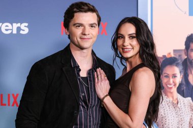 Joel Courtney ve Mia Scholink 8 Şubat 2024 'te Hollywood' da Hollywood, Los Angeles, Kaliforniya, ABD 'de düzenlenen Netflix' in Oyuncularının Los Angeles galasına geldiler..