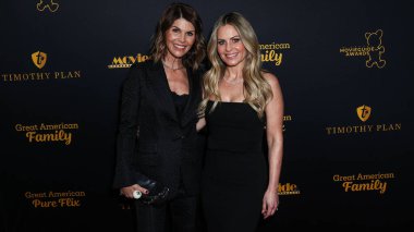 Lori Loughlin ve Candace Cameron Bure, 9 Şubat 2024 'te AVALON Hollywood ve Bardot' ta düzenlenen 31. Yıllık Film Rehberi Ödülleri Galasına geldiler.. 