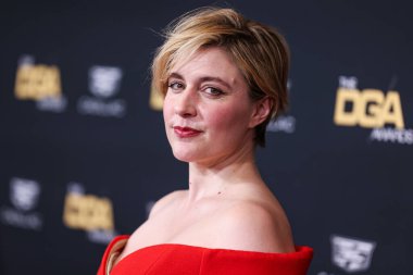 Balmain giyen Greta Gerwig, 10 Şubat 2024 'te Beverly Hilton Oteli' nde düzenlenen 76. Yıllık Amerikan Yönetmenler Birliği (DGA) Ödülleri 'ne geldi.. 