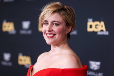 Balmain giyen Greta Gerwig, 10 Şubat 2024 'te Beverly Hilton Oteli' nde düzenlenen 76. Yıllık Amerikan Yönetmenler Birliği (DGA) Ödülleri 'ne geldi.. 