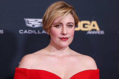 Balmain giyen Greta Gerwig, 10 Şubat 2024 'te Beverly Hilton Oteli' nde düzenlenen 76. Yıllık Amerikan Yönetmenler Birliği (DGA) Ödülleri 'ne geldi.. 