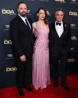 Yorgos Lanthimos, Emma Stone ve Mark Ruffalo, 10 Şubat 2024 'te Beverly Hilton Hotel' de düzenlenen 76. Yıllık Amerikan Yönetmenler Birliği 'ne (DGA) geldiler.. 