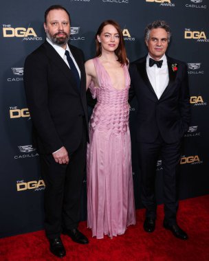 Yorgos Lanthimos, Emma Stone ve Mark Ruffalo, 10 Şubat 2024 'te Beverly Hilton Hotel' de düzenlenen 76. Yıllık Amerikan Yönetmenler Birliği 'ne (DGA) geldiler.. 