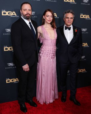 Yorgos Lanthimos, Emma Stone ve Mark Ruffalo, 10 Şubat 2024 'te Beverly Hilton Hotel' de düzenlenen 76. Yıllık Amerikan Yönetmenler Birliği 'ne (DGA) geldiler.. 