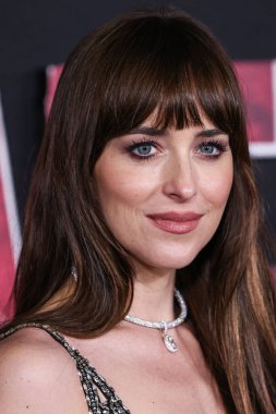 Gucci 'yi giyen Dakota Johnson, 12 Şubat 2024' te Westwood, Los Angeles, Kaliforniya, ABD 'deki Regency Village Theatre' da düzenlenen 'Madame Web' in dünya prömiyerine geldi..