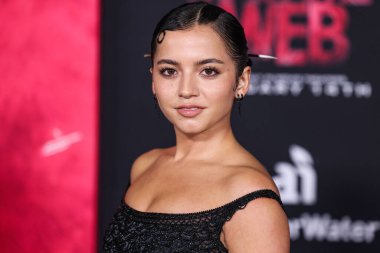 Isabela Moner Merced Tab Vintage 'dan daha iyi bir Versace Couture elbisesi giyerek 12 Şubat 2024' te Westwood, Los Angeles, Kaliforniya, ABD 'deki Regency Village Theatre' da düzenlenen 'Madame Web' in dünya prömiyerine geldi..