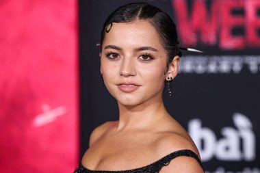 Isabela Moner Merced Tab Vintage 'dan daha iyi bir Versace Couture elbisesi giyerek 12 Şubat 2024' te Westwood, Los Angeles, Kaliforniya, ABD 'deki Regency Village Theatre' da düzenlenen 'Madame Web' in dünya prömiyerine geldi..