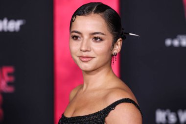 Isabela Moner Merced Tab Vintage 'dan daha iyi bir Versace Couture elbisesi giyerek 12 Şubat 2024' te Westwood, Los Angeles, Kaliforniya, ABD 'deki Regency Village Theatre' da düzenlenen 'Madame Web' in dünya prömiyerine geldi..