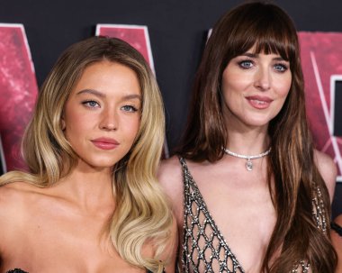 Sydney Sweeney ve Dakota Johnson, 12 Şubat 2024 'te Westwood, Los Angeles, Kaliforniya, ABD' deki Regency Village Theatre 'da düzenlenen Columbia Pictures' Madame Web 'in dünya prömiyerine geldiler..