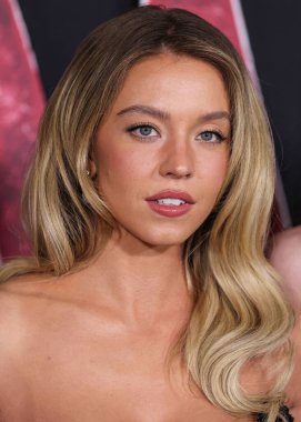 Sydney Sweeney, Oscar de la Renta ve Fred Leighton mücevherlerini takarak 12 Şubat 2024 'te Westwood, Los Angeles, Kaliforniya, ABD' deki Regency Village Theatre 'da düzenlenen Columbia Pictures' ın 'Madame Web' adlı filminin dünya prömiyerine ulaştı..