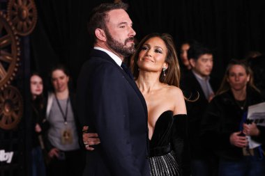 Joseph Saidian ve Oğulları 'nın klasik Van Cleef & Arpels elmas küpeleri ve A.Jaffe elmas yüzükleriyle birlikte bir Zuhair Murad Couture elbisesi giyen Ben Affleck ve eşi Jennifer Lopez (JLo), Amazon MGM Stüdyolarının This Is Me' sinin Los Angeles galasına geldiler.