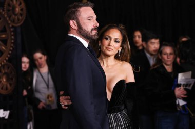 Joseph Saidian ve Oğulları 'nın klasik Van Cleef & Arpels elmas küpeleri ve A.Jaffe elmas yüzükleriyle birlikte bir Zuhair Murad Couture elbisesi giyen Ben Affleck ve eşi Jennifer Lopez (JLo), Amazon MGM Stüdyolarının This Is Me' sinin Los Angeles galasına geldiler.