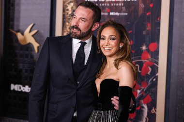 Joseph Saidian ve Oğulları 'nın klasik Van Cleef & Arpels elmas küpeleri ve A.Jaffe elmas yüzükleriyle birlikte bir Zuhair Murad Couture elbisesi giyen Ben Affleck ve eşi Jennifer Lopez (JLo), Amazon MGM Stüdyolarının This Is Me' sinin Los Angeles galasına geldiler.