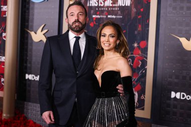 Joseph Saidian ve Oğulları 'nın klasik Van Cleef & Arpels elmas küpeleri ve A.Jaffe elmas yüzükleriyle birlikte bir Zuhair Murad Couture elbisesi giyen Ben Affleck ve eşi Jennifer Lopez (JLo), Amazon MGM Stüdyolarının This Is Me' sinin Los Angeles galasına geldiler.