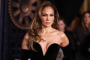 Jennifer Lopez (JLo) Joseph Saidian ve Oğulları 'nın klasik Van Cleef ve Arpels marka elmas küpeleri ve A.Jaffe elmas yüzükleriyle birlikte bir Zuhair Murad Couture elbisesi giyiyor. 