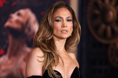 Jennifer Lopez (JLo) Joseph Saidian ve Oğulları 'nın klasik Van Cleef ve Arpels marka elmas küpeleri ve A.Jaffe elmas yüzükleriyle birlikte bir Zuhair Murad Couture elbisesi giyiyor. 