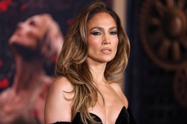 Jennifer Lopez (JLo) Joseph Saidian ve Oğulları 'nın klasik Van Cleef ve Arpels marka elmas küpeleri ve A.Jaffe elmas yüzükleriyle birlikte bir Zuhair Murad Couture elbisesi giyiyor. 