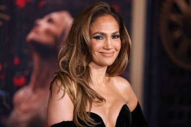 Jennifer Lopez (JLo) Joseph Saidian ve Oğulları 'nın klasik Van Cleef ve Arpels marka elmas küpeleri ve A.Jaffe elmas yüzükleriyle birlikte bir Zuhair Murad Couture elbisesi giyiyor. 
