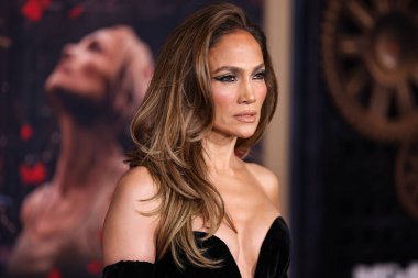 Jennifer Lopez (JLo) Joseph Saidian ve Oğulları 'nın klasik Van Cleef ve Arpels marka elmas küpeleri ve A.Jaffe elmas yüzükleriyle birlikte bir Zuhair Murad Couture elbisesi giyiyor. 