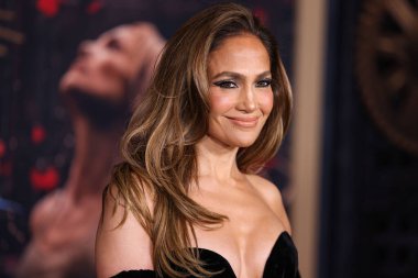 Jennifer Lopez (JLo) Joseph Saidian ve Oğulları 'nın klasik Van Cleef ve Arpels marka elmas küpeleri ve A.Jaffe elmas yüzükleriyle birlikte bir Zuhair Murad Couture elbisesi giyiyor. 