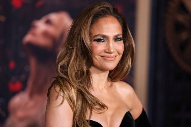 Jennifer Lopez (JLo) Joseph Saidian ve Oğulları 'nın klasik Van Cleef ve Arpels marka elmas küpeleri ve A.Jaffe elmas yüzükleriyle birlikte bir Zuhair Murad Couture elbisesi giyiyor. 