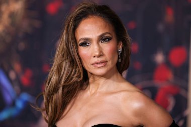 Jennifer Lopez (JLo) Joseph Saidian ve Oğulları 'nın klasik Van Cleef ve Arpels marka elmas küpeleri ve A.Jaffe elmas yüzükleriyle birlikte bir Zuhair Murad Couture elbisesi giyiyor. 