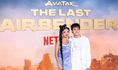 Kiawentiio Tarbell ve Ian Ousley Netflix 'in 